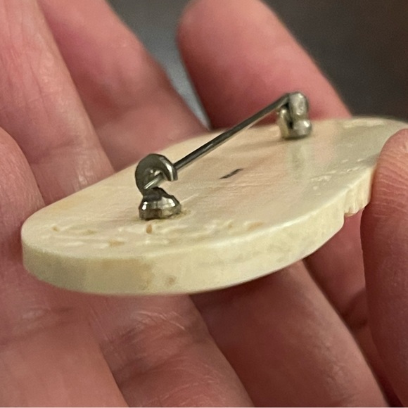 Japanese 1950s hand carved bone floral silver tone pin brooch - Picture 5 of 8